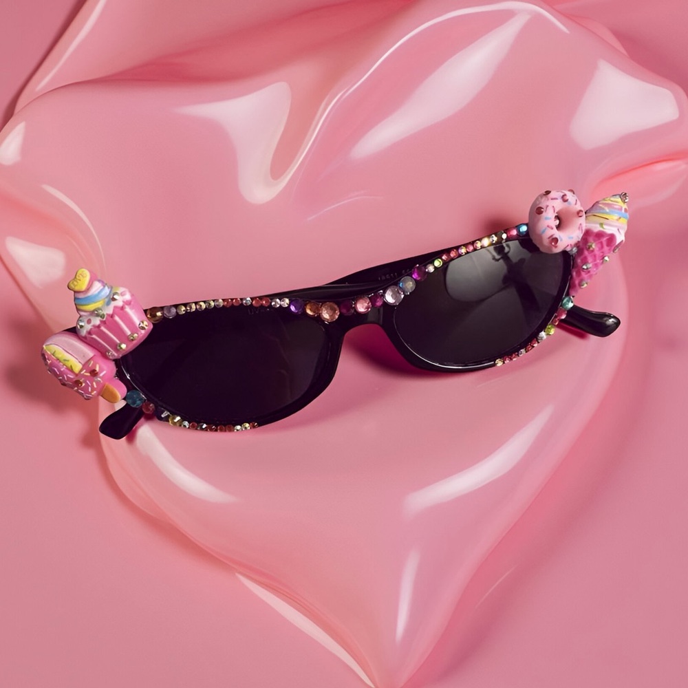 Kawaii Thin-Frame Sunglasses 🕶 Cat Eye Decorated